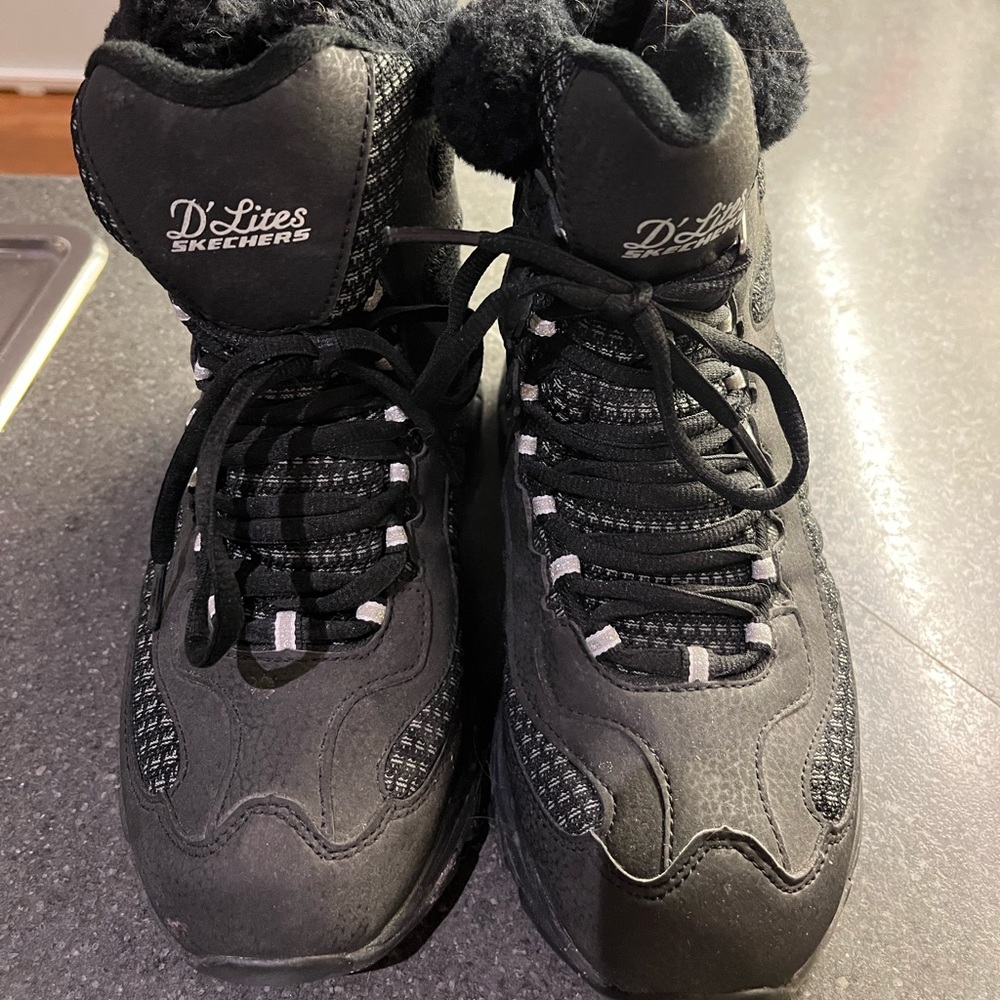 Skechers women’s D’lite bomb cyclone short lace up boots with fur collar.